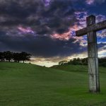 Деревянный крест на холме