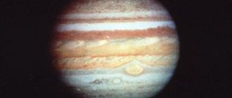 Юпитер. Это первая цветная фотография планеты Юпитер, сделанная в 1991 году на широкоугольную камеру космического телескопа.